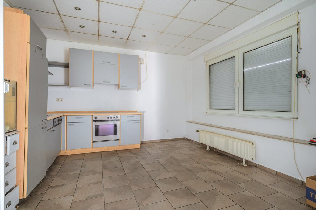 Immobilienangebot - Aldenhoven - Wohnen - Großes, freistehendes Einfamilienhaus mit Einliegerwohnung und Garage  in Siersdorf