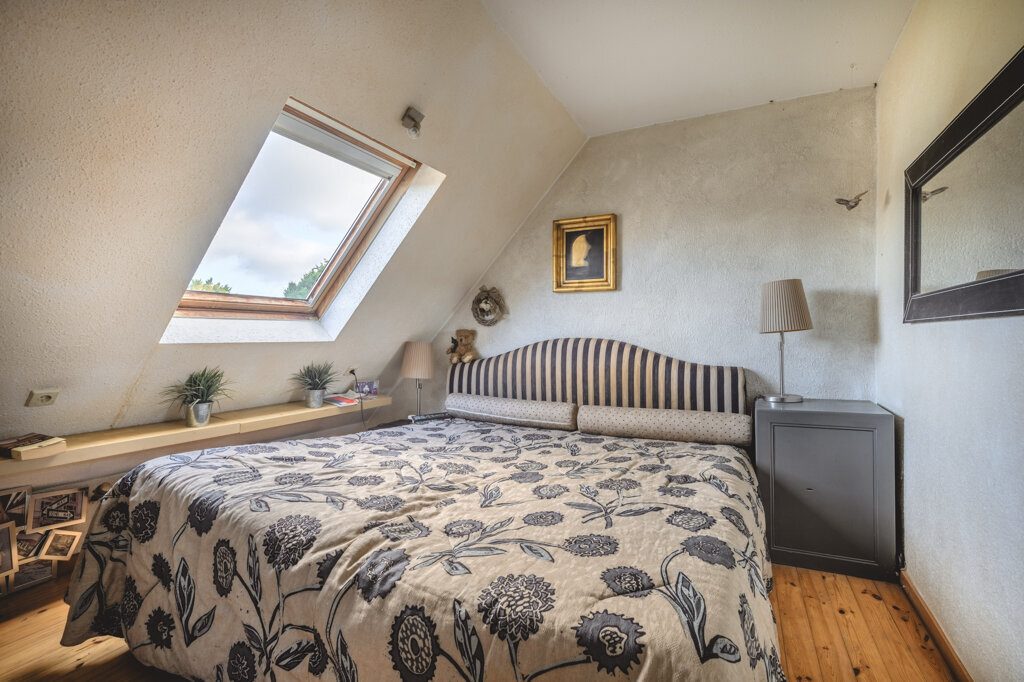 Immobilienangebot - Aldenhoven - Wohnen - Großes, freistehendes Einfamilienhaus mit Einliegerwohnung und Garage  in Siersdorf