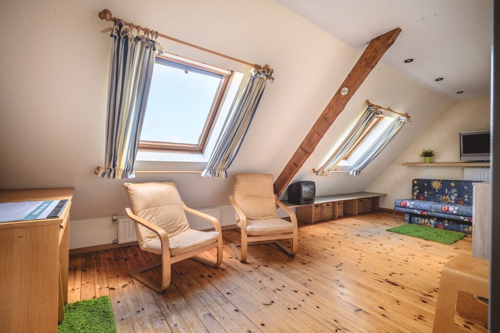 Immobilienangebot - Aldenhoven - Wohnen - Großes, freistehendes Einfamilienhaus mit Einliegerwohnung und Garage  in Siersdorf