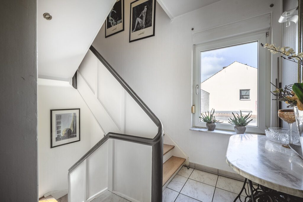 Immobilienangebot - Aldenhoven - Wohnen - Großes, freistehendes Einfamilienhaus mit Einliegerwohnung und Garage  in Siersdorf