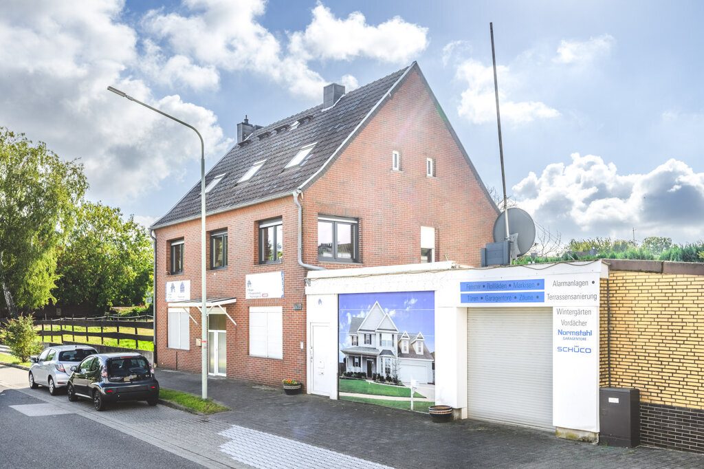 Immobilienangebot - Aldenhoven - Wohnen - Großes, freistehendes Einfamilienhaus mit Einliegerwohnung und Garage  in Siersdorf