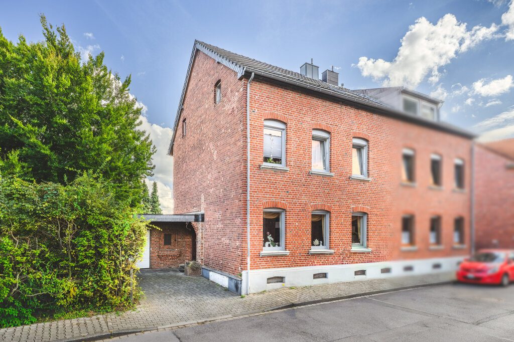 Immobilienangebot - Würselen - Wohnen - Teilweise vermietetes Wohnhaus mit traumhaftem Garten und großer Garage in Broichweiden