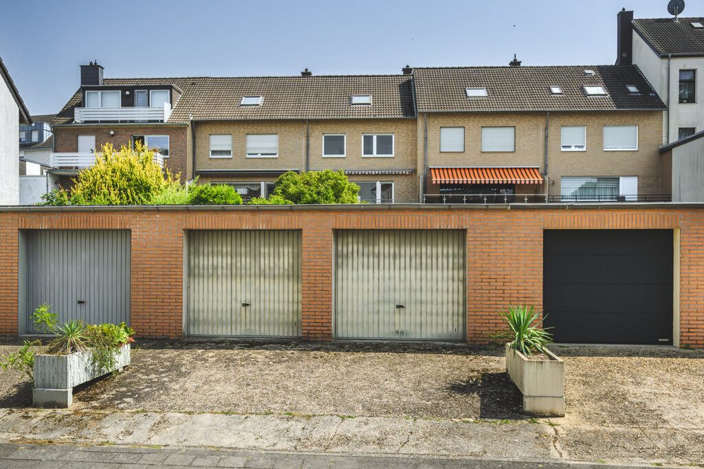 Immobilienangebot - Mönchengladbach - Wohnen - Attraktives Einfamilienhaus für die Familie!
Sonniges Grundstück mit schönem Garten, Doppelgarage
und zusätzlicher Ausbaureserve im Dachgeschoss