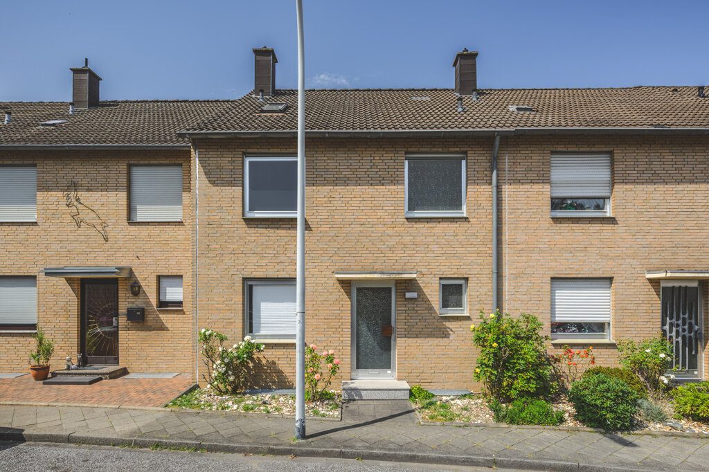 Immobilienangebot - Mönchengladbach - Wohnen - Attraktives Einfamilienhaus für die Familie!
Sonniges Grundstück mit schönem Garten, Doppelgarage
und zusätzlicher Ausbaureserve im Dachgeschoss