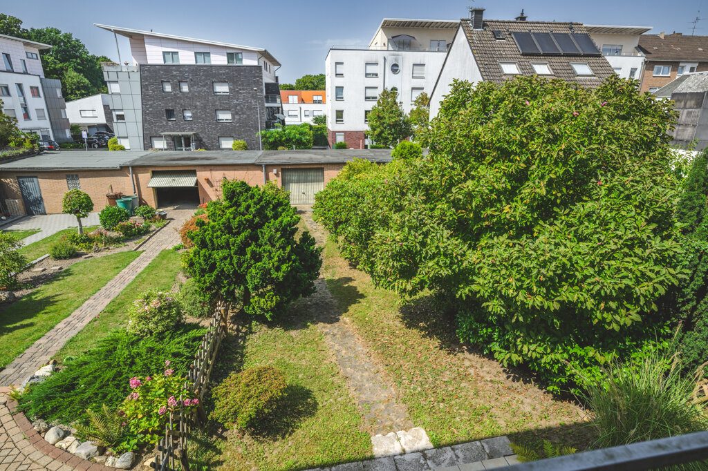 Immobilienangebot - Mönchengladbach - Wohnen - Attraktives Einfamilienhaus für die Familie!
Sonniges Grundstück mit schönem Garten, Doppelgarage
und zusätzlicher Ausbaureserve im Dachgeschoss