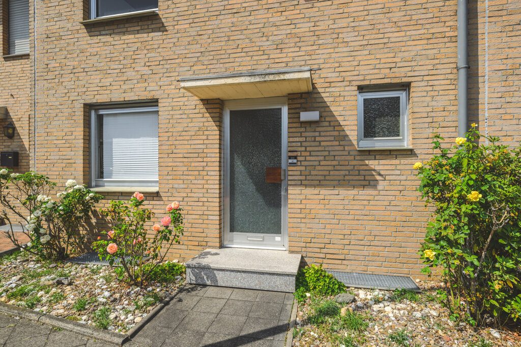 Immobilienangebot - Mönchengladbach - Wohnen - Attraktives Einfamilienhaus für die Familie!
Sonniges Grundstück mit schönem Garten, Doppelgarage
und zusätzlicher Ausbaureserve im Dachgeschoss