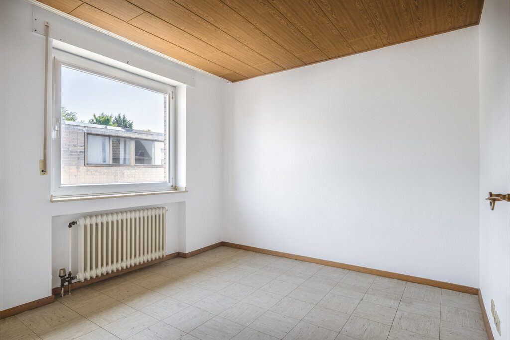 Immobilienangebot - Mönchengladbach - Wohnen - Attraktives Einfamilienhaus für die Familie!
Sonniges Grundstück mit schönem Garten, Doppelgarage
und zusätzlicher Ausbaureserve im Dachgeschoss