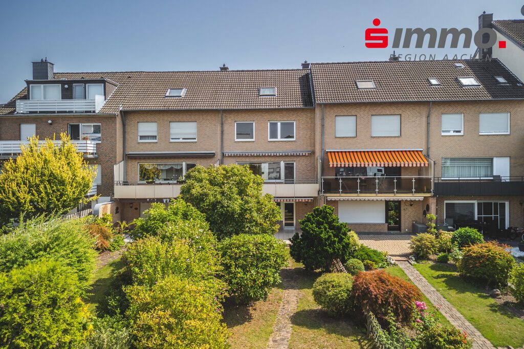 Immobilienangebot - Mönchengladbach - Wohnen - Attraktives Einfamilienhaus für die Familie!
Sonniges Grundstück mit schönem Garten, Doppelgarage
und zusätzlicher Ausbaureserve im Dachgeschoss