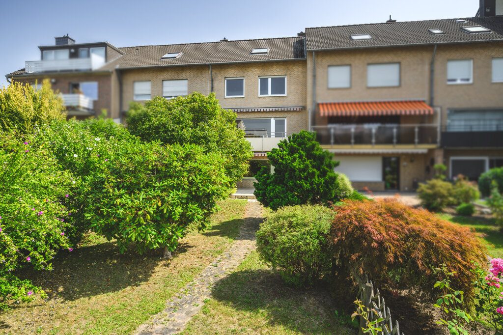 Immobilienangebot - Mönchengladbach - Wohnen - Attraktives Einfamilienhaus für die Familie!
Sonniges Grundstück mit schönem Garten, Doppelgarage
und zusätzlicher Ausbaureserve im Dachgeschoss