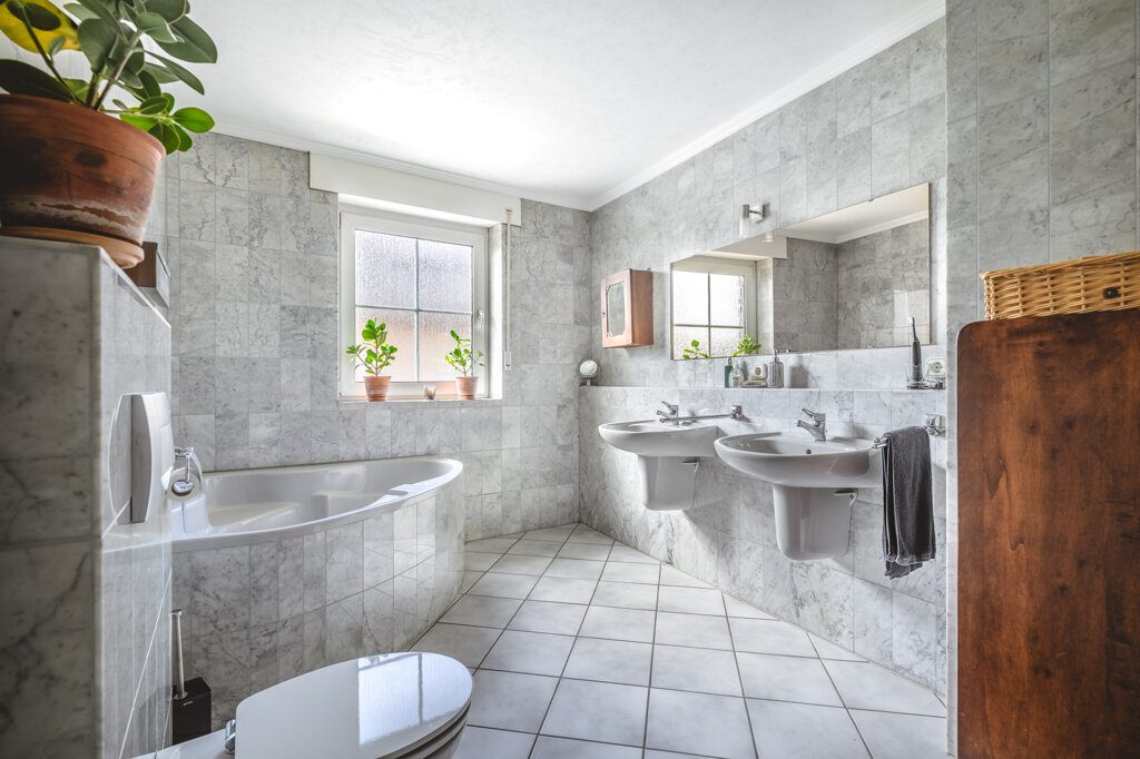 Immobilienangebot - Alsdorf - Wohnen - Überaus gepflegtes Zweifamilienhaus mit Apartment und tollem Grundstück