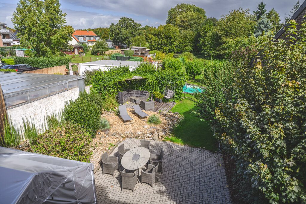 Immobilienangebot - Alsdorf - Wohnen - Überaus gepflegtes Zweifamilienhaus mit Apartment und tollem Grundstück
