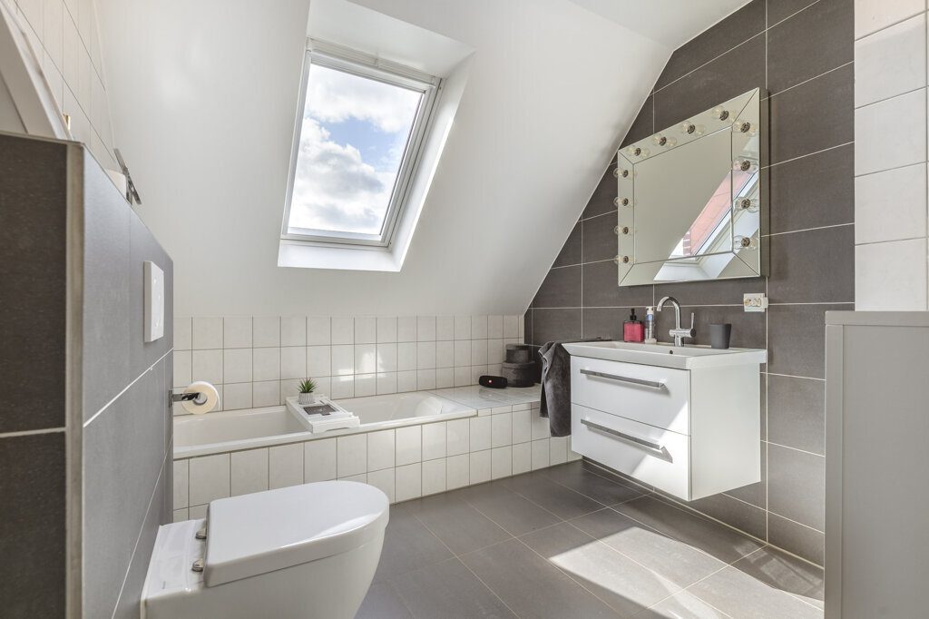 Immobilienangebot - Alsdorf - Wohnen - Überaus gepflegtes Zweifamilienhaus mit Apartment und tollem Grundstück