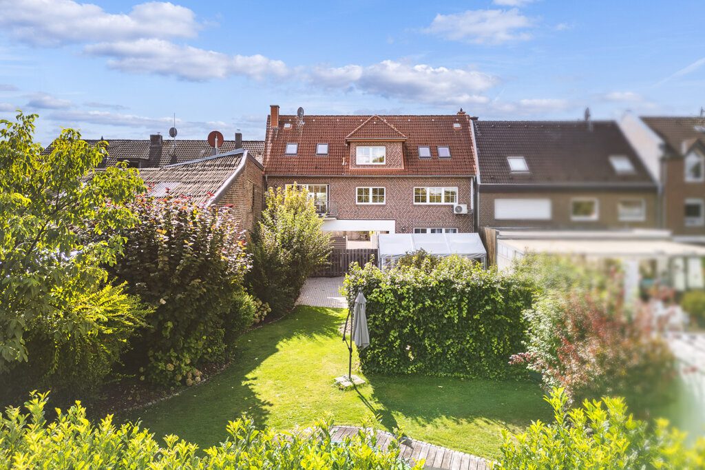 Immobilienangebot - Alsdorf - Wohnen - Überaus gepflegtes Zweifamilienhaus mit Apartment und tollem Grundstück