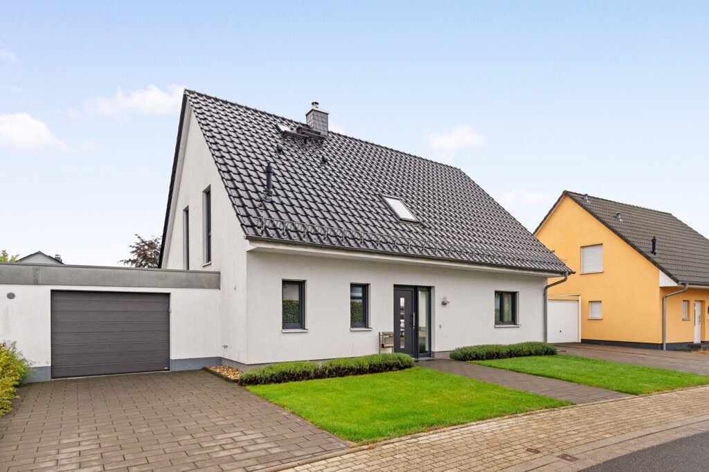 Immobilienangebot - Monschau - Wohnen - Freistehendes Einfamilienhaus
mit sonnigem Garten und Garage
in ruhiger und sehr beliebter Lage