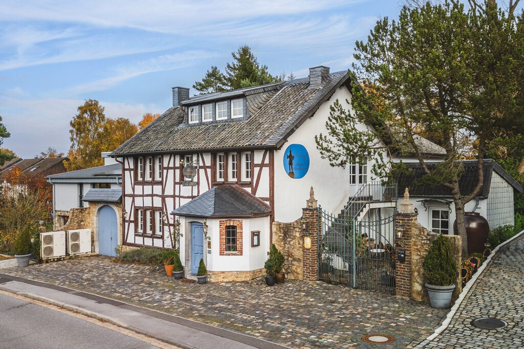 Immobilienangebot - Roetgen - Wohnen - Hochwertig eingerichtetes und vollständig ausgestattetes Traditionsrestaurant  mit großem Garten