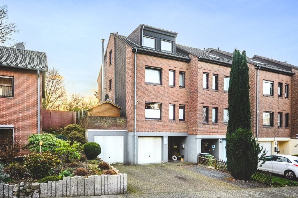 Immobilienangebot - Herzogenrath - Wohnen - Renoviertes Einfamilienhaus mit zwei Garagen in ruhiger Stichstraße