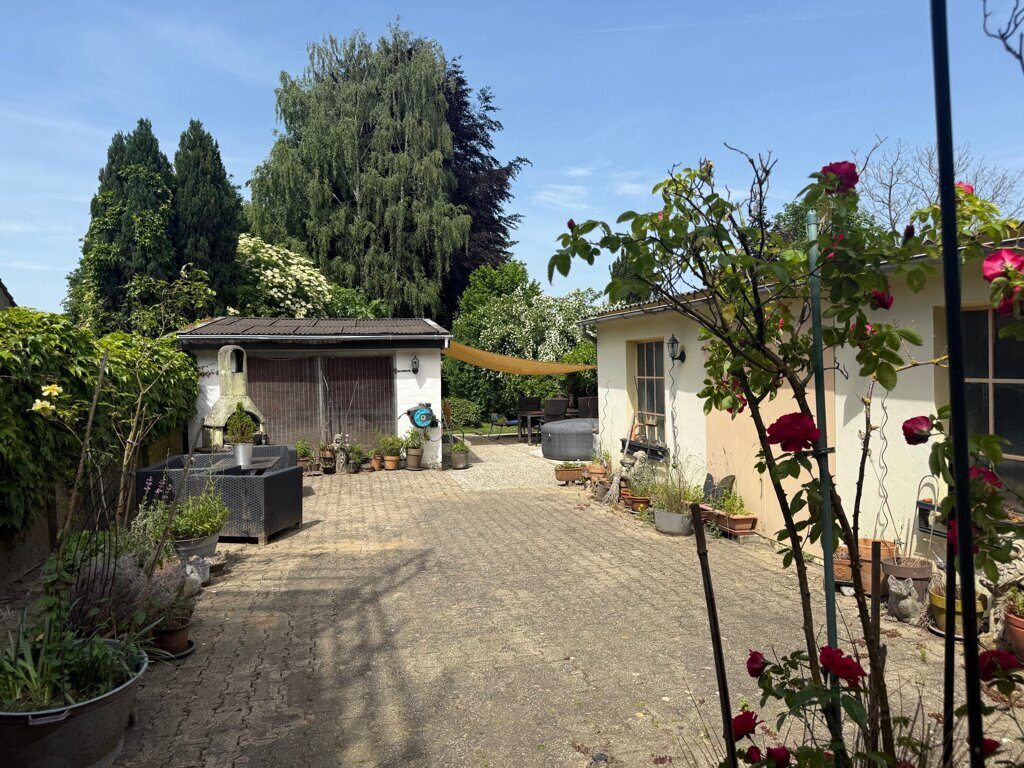 Immobilienangebot - Würselen - Wohnen - Broichweiden!
Bezugsfreies 2-Familienhaus mit Garage und traumhaftem Garten
