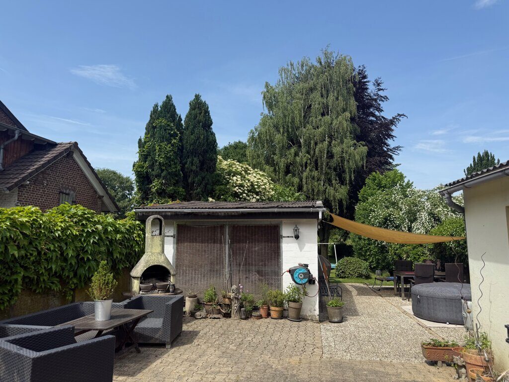Immobilienangebot - Würselen - Wohnen - Broichweiden!
Bezugsfreies 2-Familienhaus mit Garage und traumhaftem Garten