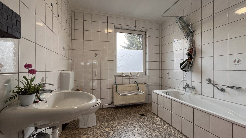 Immobilienangebot - Alsdorf - Wohnen - Sanierungsbedürftiges Einfamilienhaus
mit sonnigem Grundstück in ruhiger Lage
