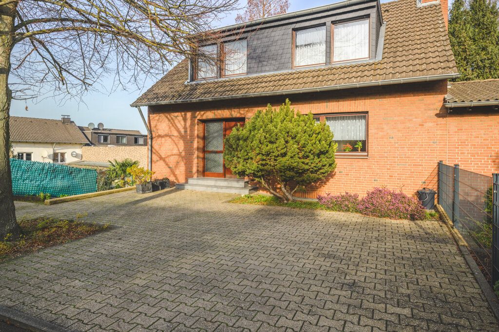 Immobilienangebot - Eschweiler - Wohnen - Frei stehendes Einfamilienhaus mit Büro im Souterrain, Garage, Garten und Stellplätzen