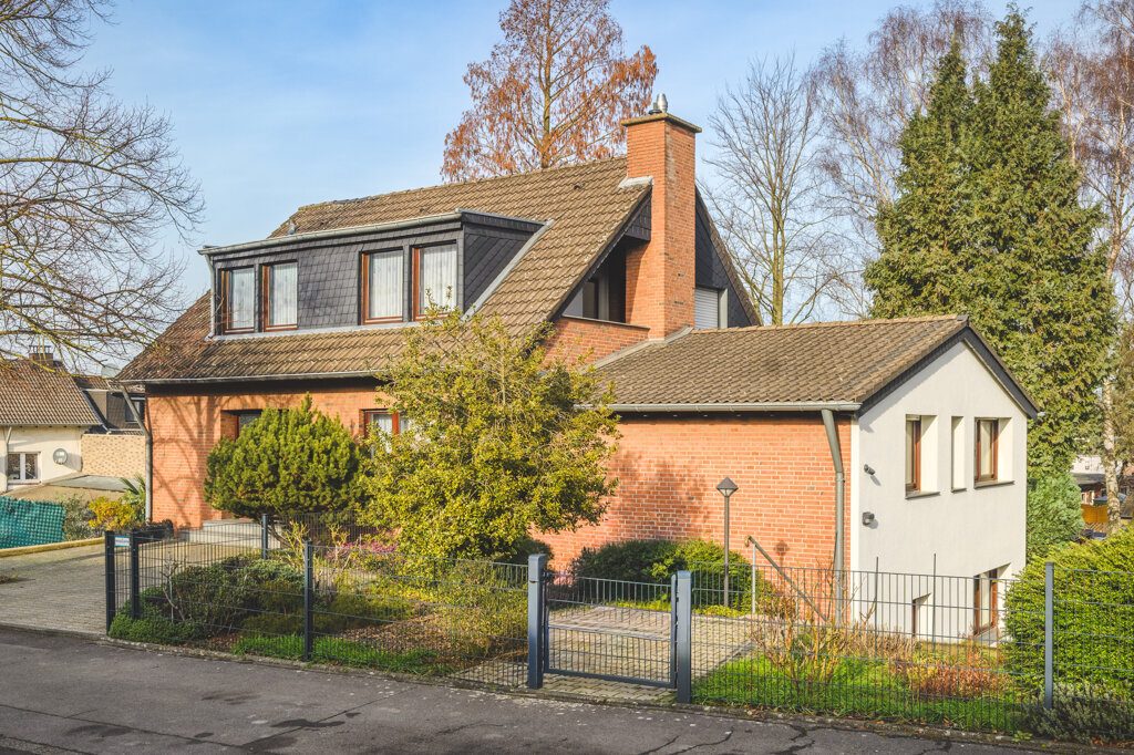 Immobilienangebot - Eschweiler - Wohnen - Frei stehendes Einfamilienhaus mit Büro im Souterrain, Garage, Garten und Stellplätzen