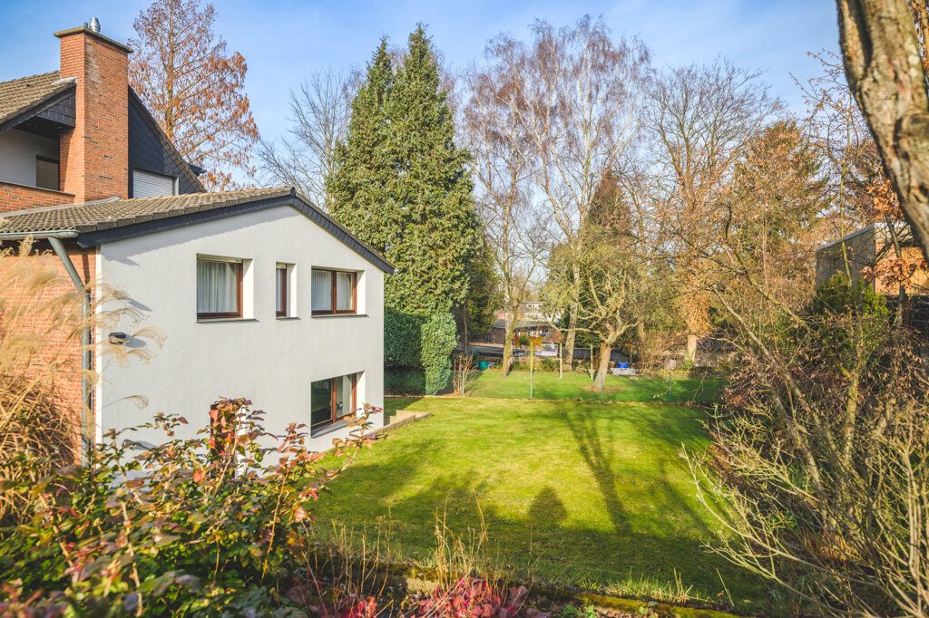 Immobilienangebot - Eschweiler - Wohnen - Frei stehendes Einfamilienhaus mit Büro im Souterrain, Garage, Garten und Stellplätzen