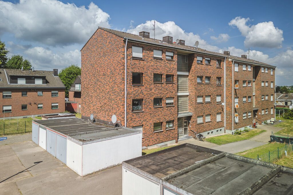 Immobilienangebot - Übach-Palenberg - Renditehäuser - Öffentlich gefördertes Achtfamilienhaus mit vier Garagen