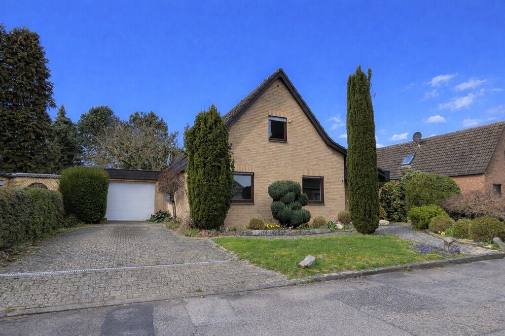 Immobilienangebot - Herzogenrath / Niederbardenberg - Wohnen - Freistehendes Einfamilienhaus mit Garage und großem West-Grundstück