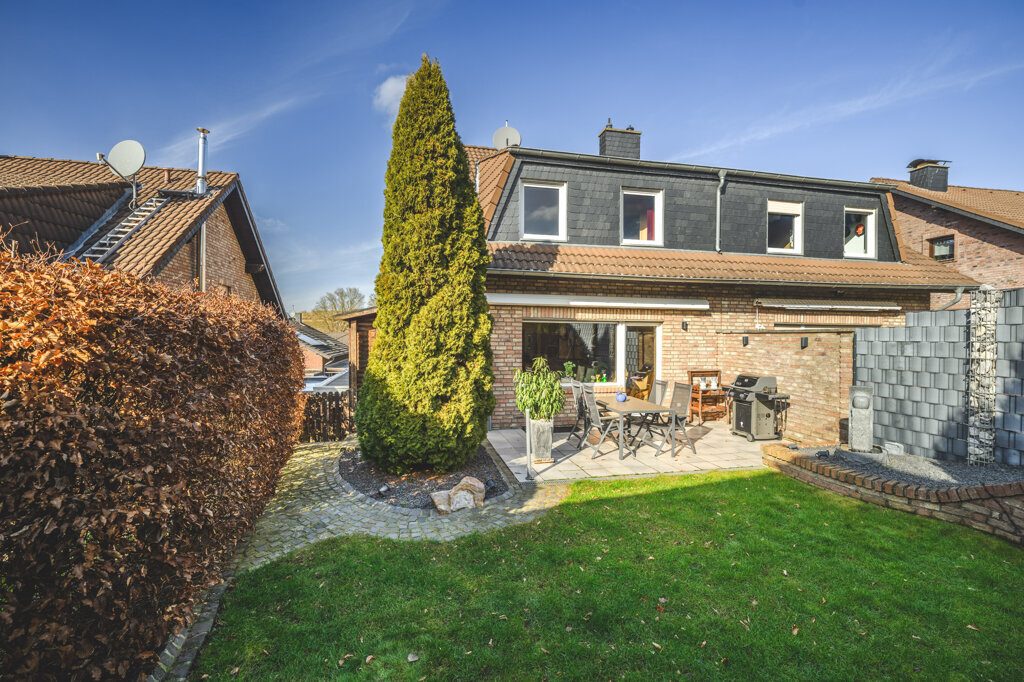 Immobilienangebot - Langerwehe - Wohnen - Charmantes Einfamilienhaus für die Familie
mit sonnigem Garten und Doppelgarage in ruhiger Lage