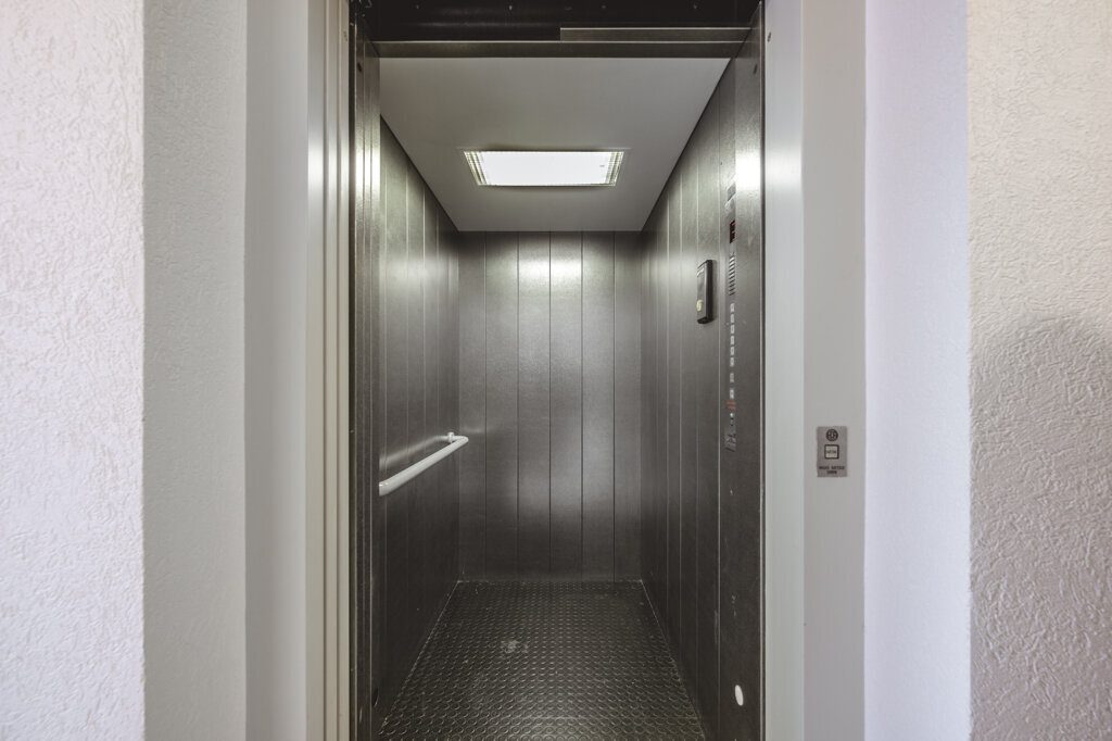 Immobilienangebot - Aachen - Renditehäuser - Zwischen Dom and St. Jakob!
Modernes Mehrfamilienhaus mit 4 Garagen im Herzen der Kaiserstadt