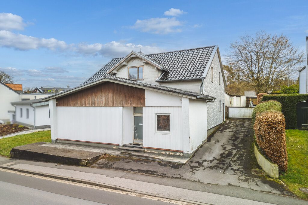 Straßenansicht Immobilienangebot - Roetgen - Grundstücke - Großes Baugrundstück für ein Ein‑/oder Mehrfamilienhaus mit Altbestand in zentraler Lage