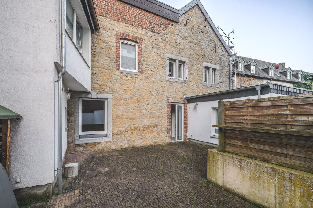 Immobilienangebot - Stolberg - Renditehäuser - Gepflegtes und saniertes Vierfamilienhaus mit großer Einheit zur Eigennutzung im Herzen von Stolberg