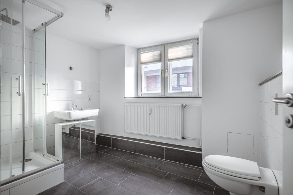 Immobilienangebot - Stolberg - Renditehäuser - Gepflegtes und saniertes Vierfamilienhaus mit großer Einheit zur Eigennutzung im Herzen von Stolberg