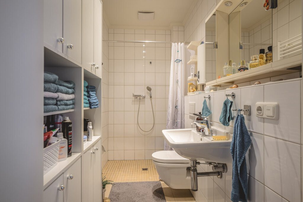 Immobilienangebot - Herzogenrath - Renditehäuser - Modernisiertes Niedrigenergiehaus mit 11 Parteien, Garagen und Stellplätzen im Herzen von Kohlscheid