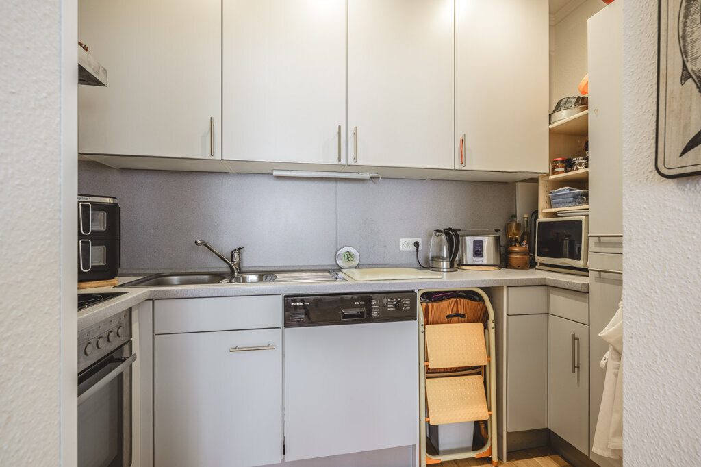 Immobilienangebot - Herzogenrath - Renditehäuser - Modernisiertes Niedrigenergiehaus mit 11 Parteien, Garagen und Stellplätzen im Herzen von Kohlscheid