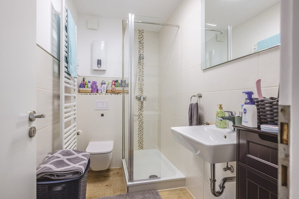 Immobilienangebot - Herzogenrath - Renditehäuser - Modernisiertes Niedrigenergiehaus mit 11 Parteien, Garagen und Stellplätzen im Herzen von Kohlscheid