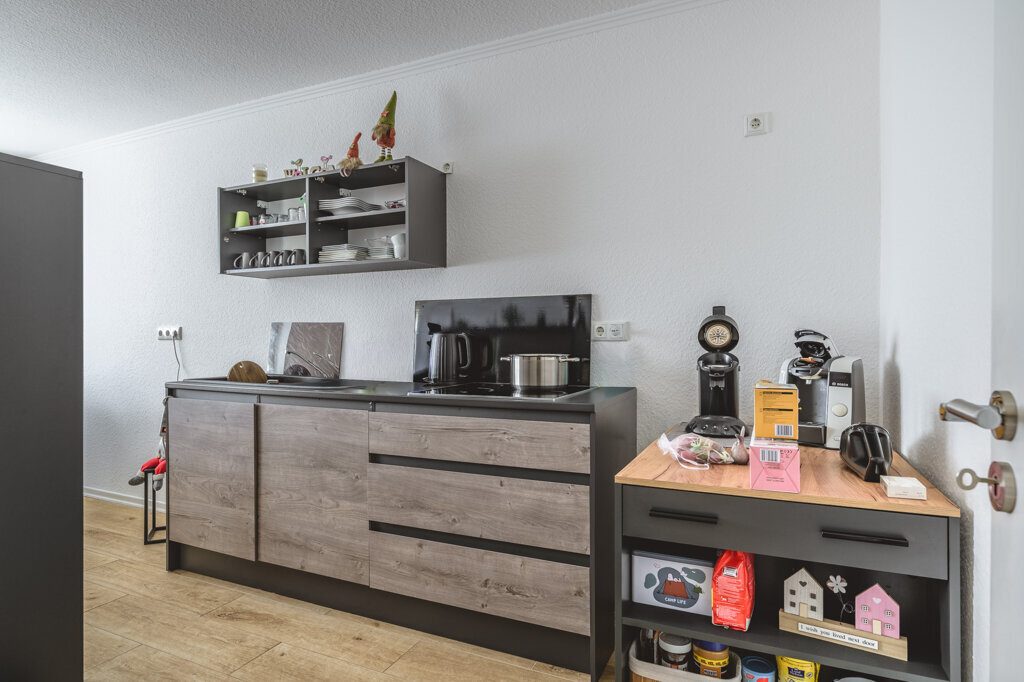 Immobilienangebot - Herzogenrath - Renditehäuser - Modernisiertes Niedrigenergiehaus mit 11 Parteien, Garagen und Stellplätzen im Herzen von Kohlscheid