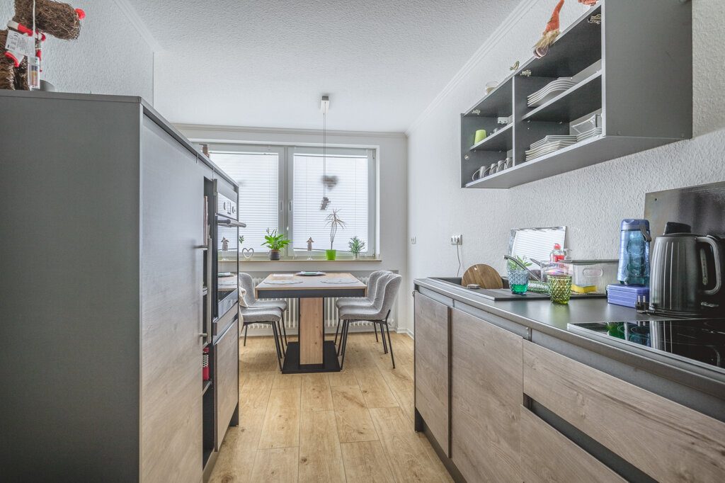 Immobilienangebot - Herzogenrath - Renditehäuser - Modernisiertes Niedrigenergiehaus mit 11 Parteien, Garagen und Stellplätzen im Herzen von Kohlscheid
