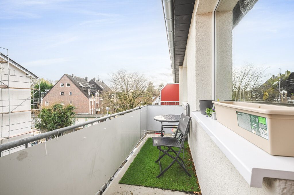 Immobilienangebot - Herzogenrath - Renditehäuser - Modernisiertes Niedrigenergiehaus mit 11 Parteien, Garagen und Stellplätzen im Herzen von Kohlscheid