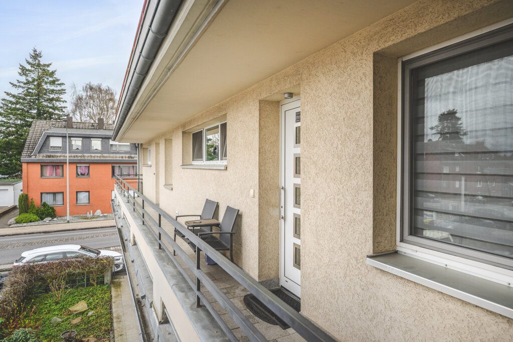 Immobilienangebot - Herzogenrath - Renditehäuser - Modernisiertes Niedrigenergiehaus mit 11 Parteien, Garagen und Stellplätzen im Herzen von Kohlscheid