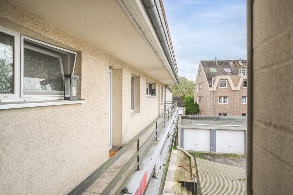 Immobilienangebot - Herzogenrath - Renditehäuser - Modernisiertes Niedrigenergiehaus mit 11 Parteien, Garagen und Stellplätzen im Herzen von Kohlscheid