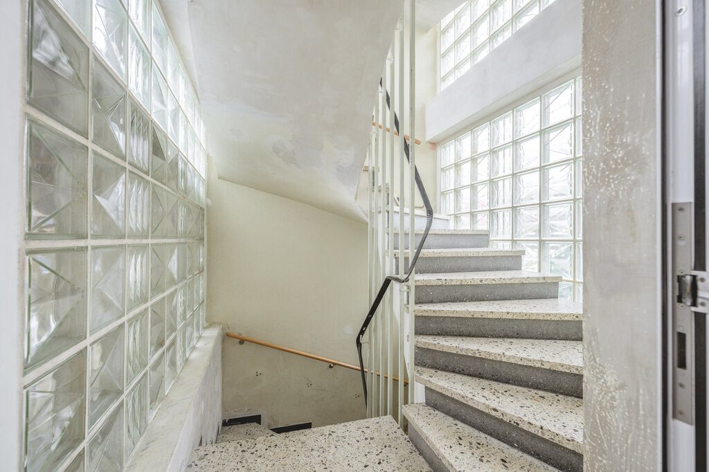 Immobilienangebot - Herzogenrath - Renditehäuser - Modernisiertes Niedrigenergiehaus mit 11 Parteien, Garagen und Stellplätzen im Herzen von Kohlscheid
