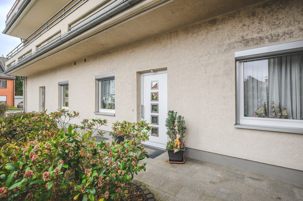 Immobilienangebot - Herzogenrath - Renditehäuser - Modernisiertes Niedrigenergiehaus mit 11 Parteien, Garagen und Stellplätzen im Herzen von Kohlscheid