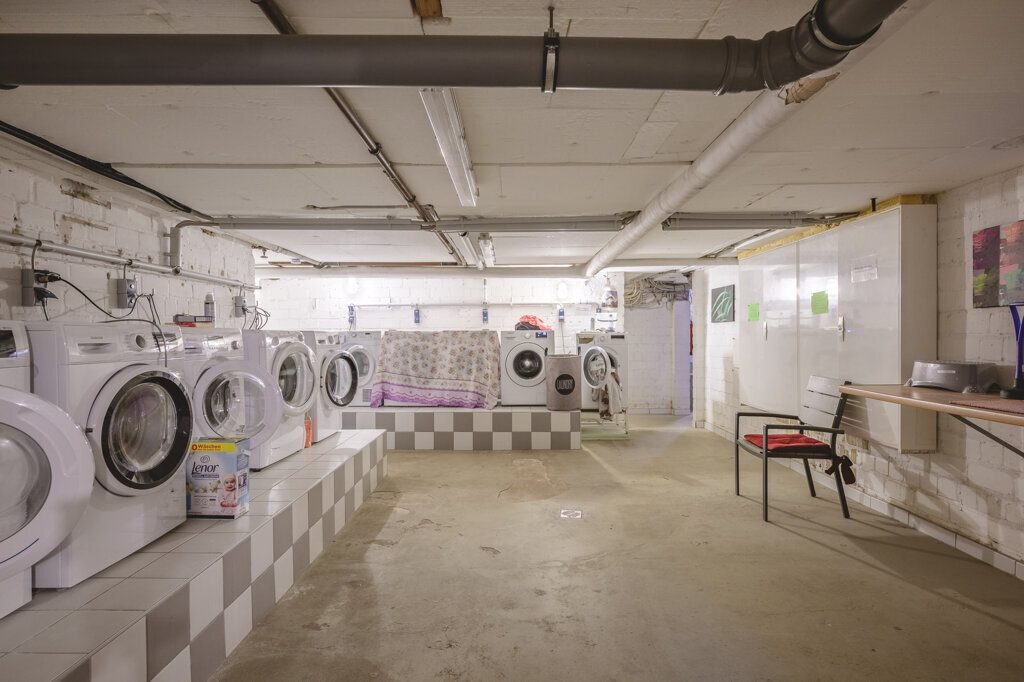 Immobilienangebot - Herzogenrath - Renditehäuser - Modernisiertes Niedrigenergiehaus mit 11 Parteien, Garagen und Stellplätzen im Herzen von Kohlscheid
