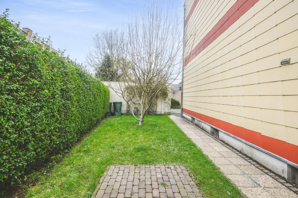 Immobilienangebot - Herzogenrath - Renditehäuser - Modernisiertes Niedrigenergiehaus mit 11 Parteien, Garagen und Stellplätzen im Herzen von Kohlscheid