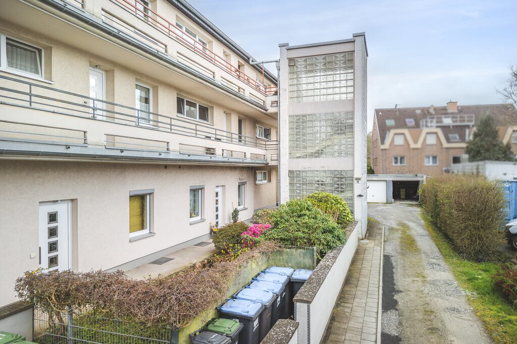 Immobilienangebot - Herzogenrath - Renditehäuser - Modernisiertes Niedrigenergiehaus mit 11 Parteien, Garagen und Stellplätzen im Herzen von Kohlscheid