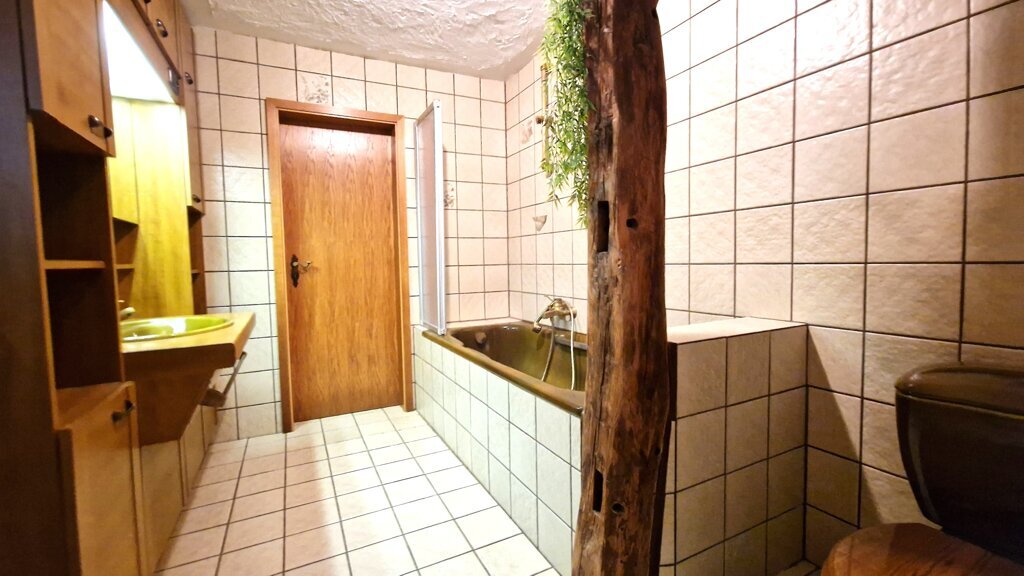 Immobilienangebot - Aachen - Wohnen - Oberforstbach!
Freistehendes Zweifamilienhaus mit großer Garage und pflegeleichtem Grundstück