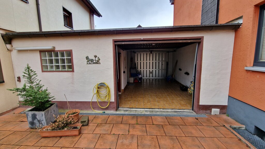 Immobilienangebot - Aachen - Wohnen - Oberforstbach!
Freistehendes Zweifamilienhaus mit großer Garage und pflegeleichtem Grundstück