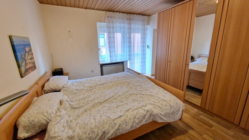 Immobilienangebot - Aachen - Wohnen - Oberforstbach!
Freistehendes Zweifamilienhaus mit großer Garage und pflegeleichtem Grundstück