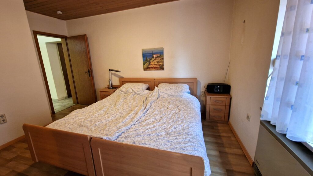 Immobilienangebot - Aachen - Wohnen - Oberforstbach!
Freistehendes Zweifamilienhaus mit großer Garage und pflegeleichtem Grundstück